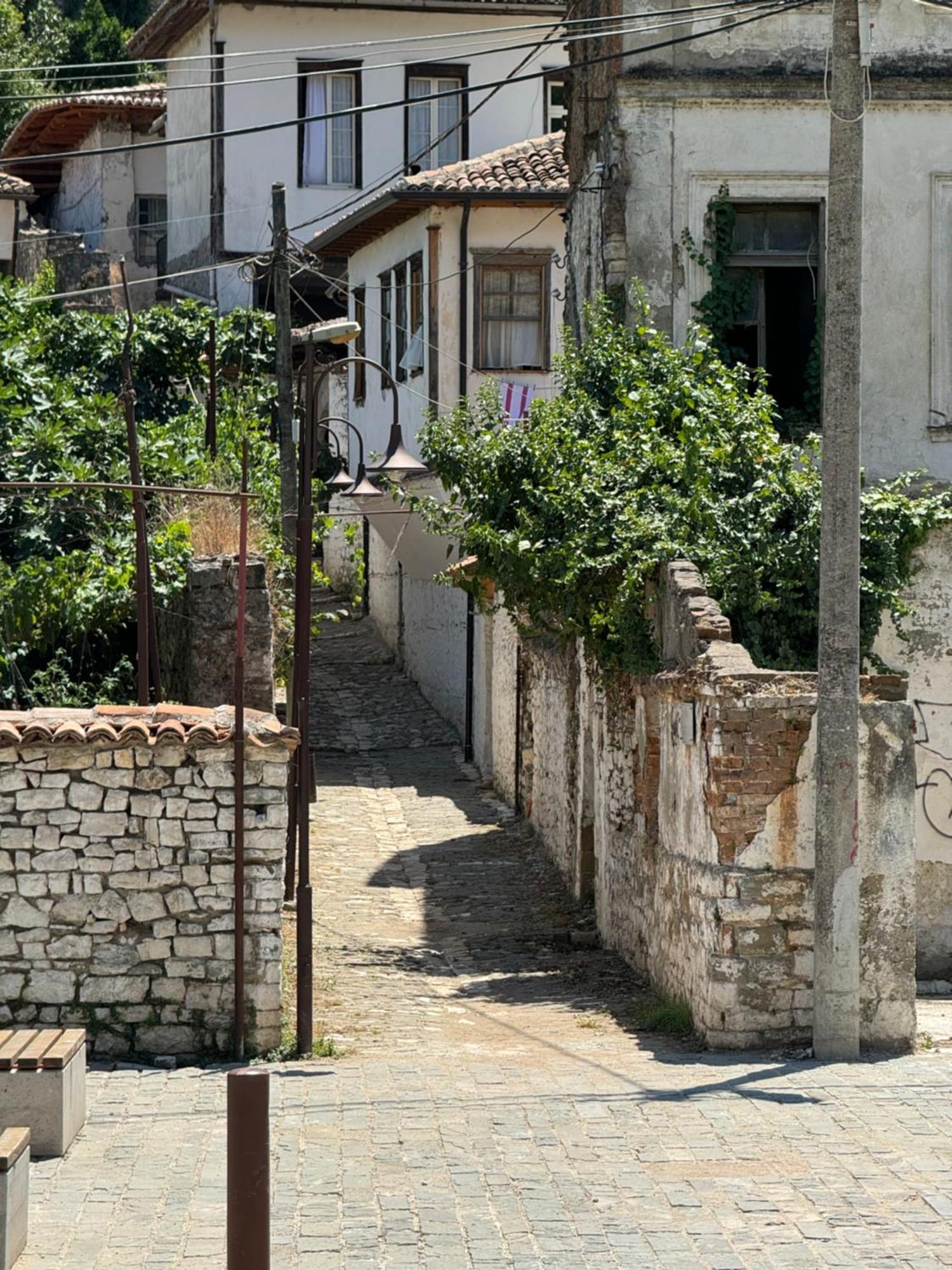 Meroli Guesthouse - Unesco Quarter Berat Exterior foto