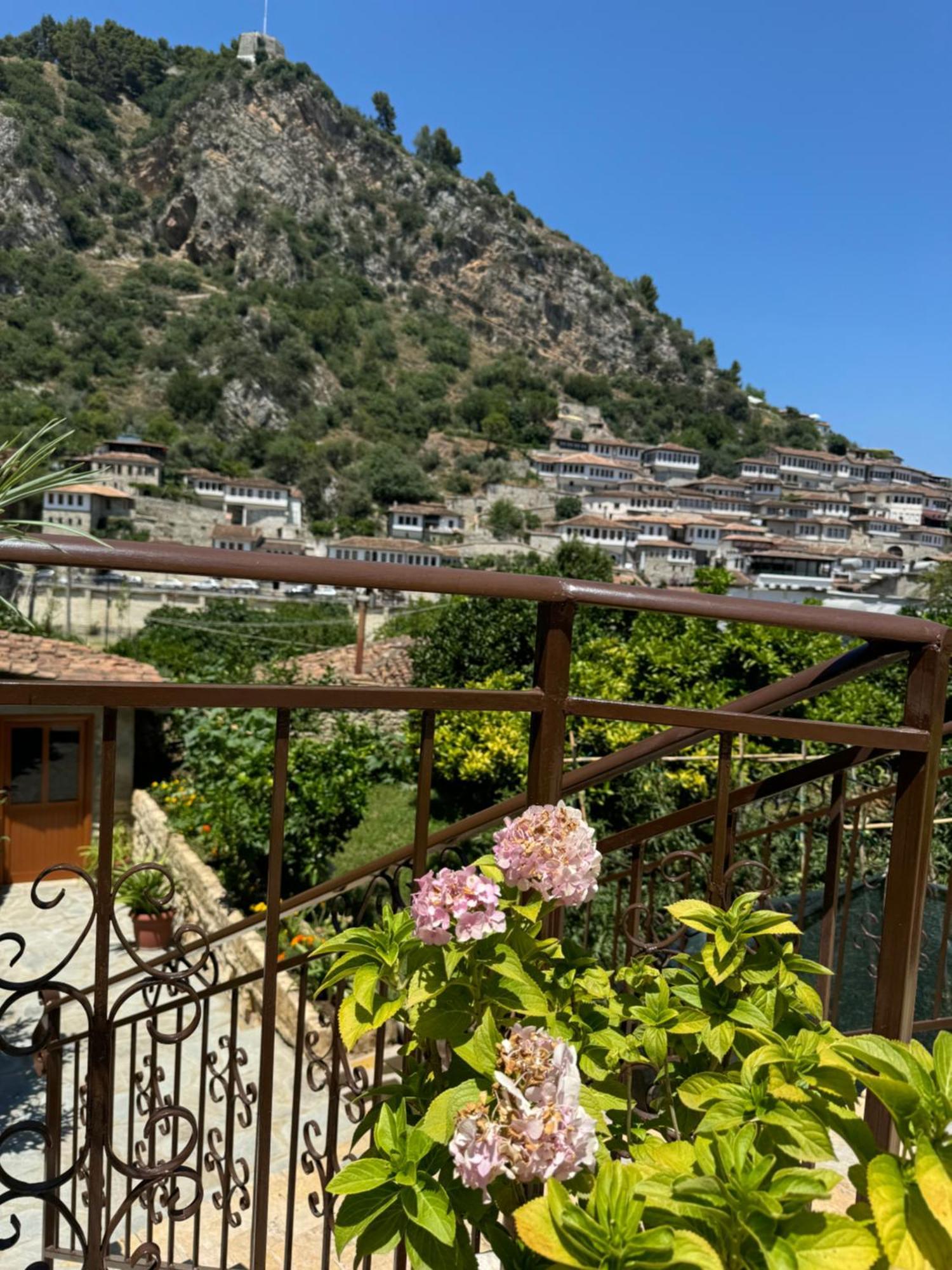 Meroli Guesthouse - Unesco Quarter Berat Exterior foto