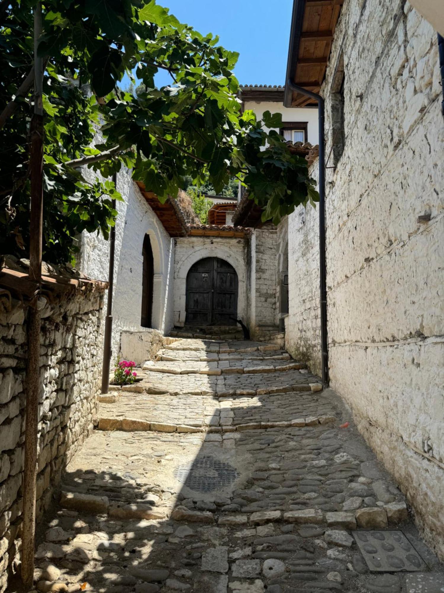 Meroli Guesthouse - Unesco Quarter Berat Exterior foto