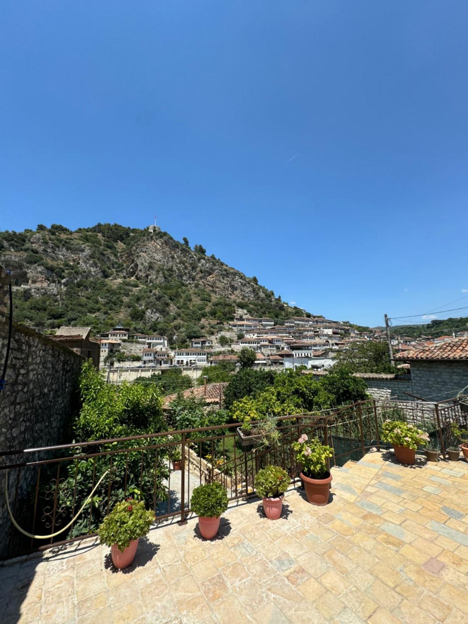 Meroli Guesthouse - Unesco Quarter Berat Exterior foto