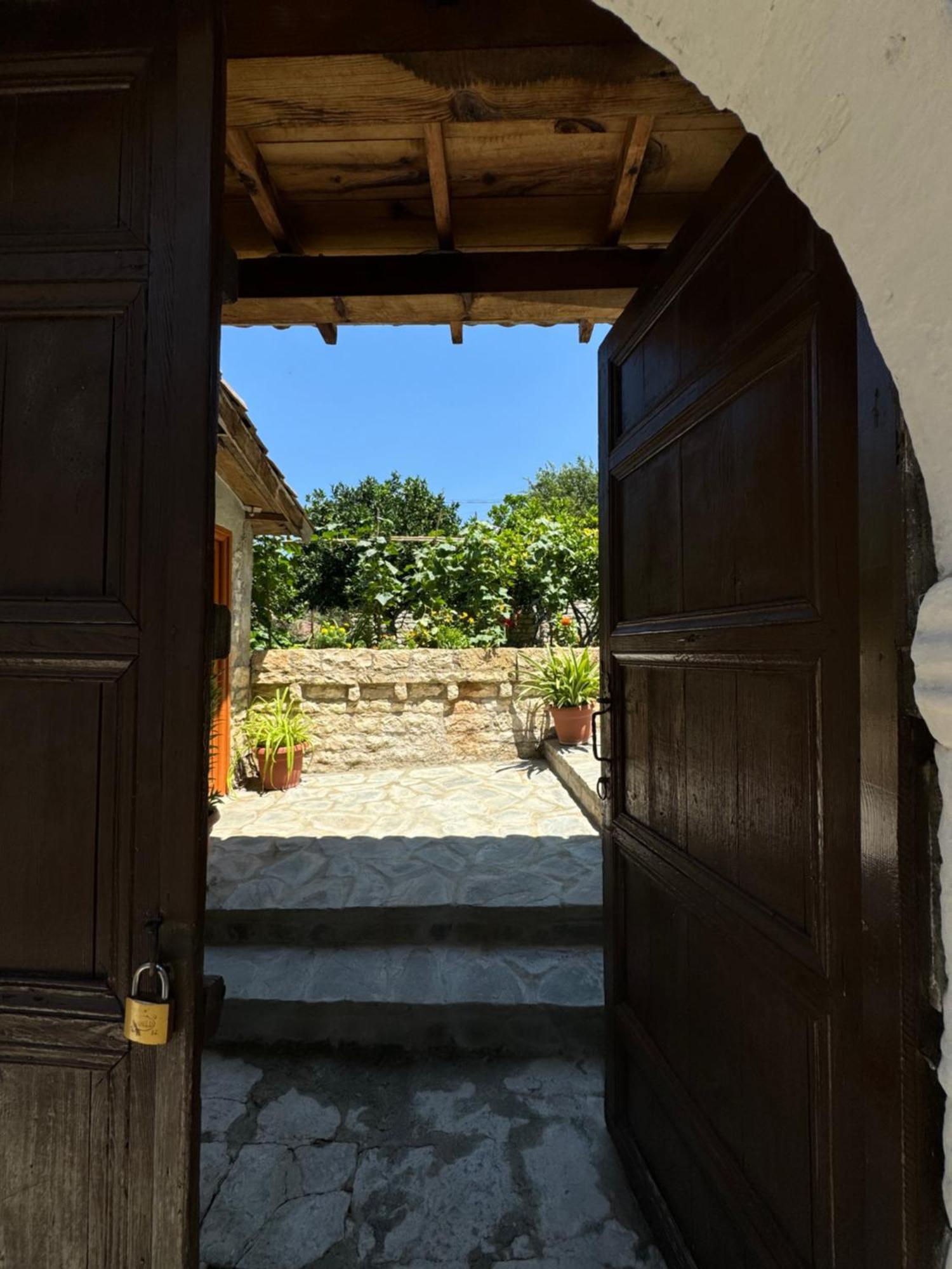 Meroli Guesthouse - Unesco Quarter Berat Exterior foto