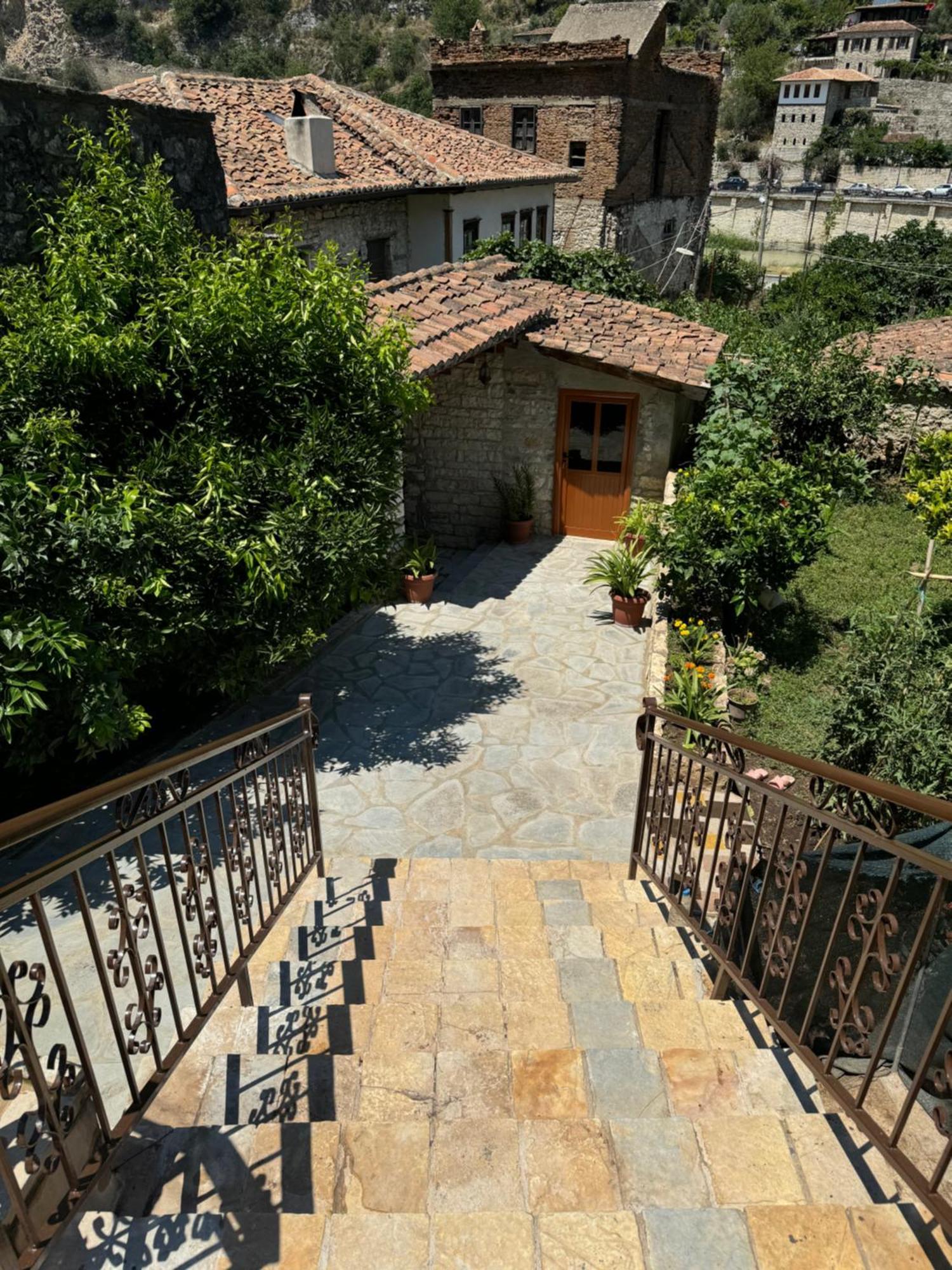 Meroli Guesthouse - Unesco Quarter Berat Exterior foto