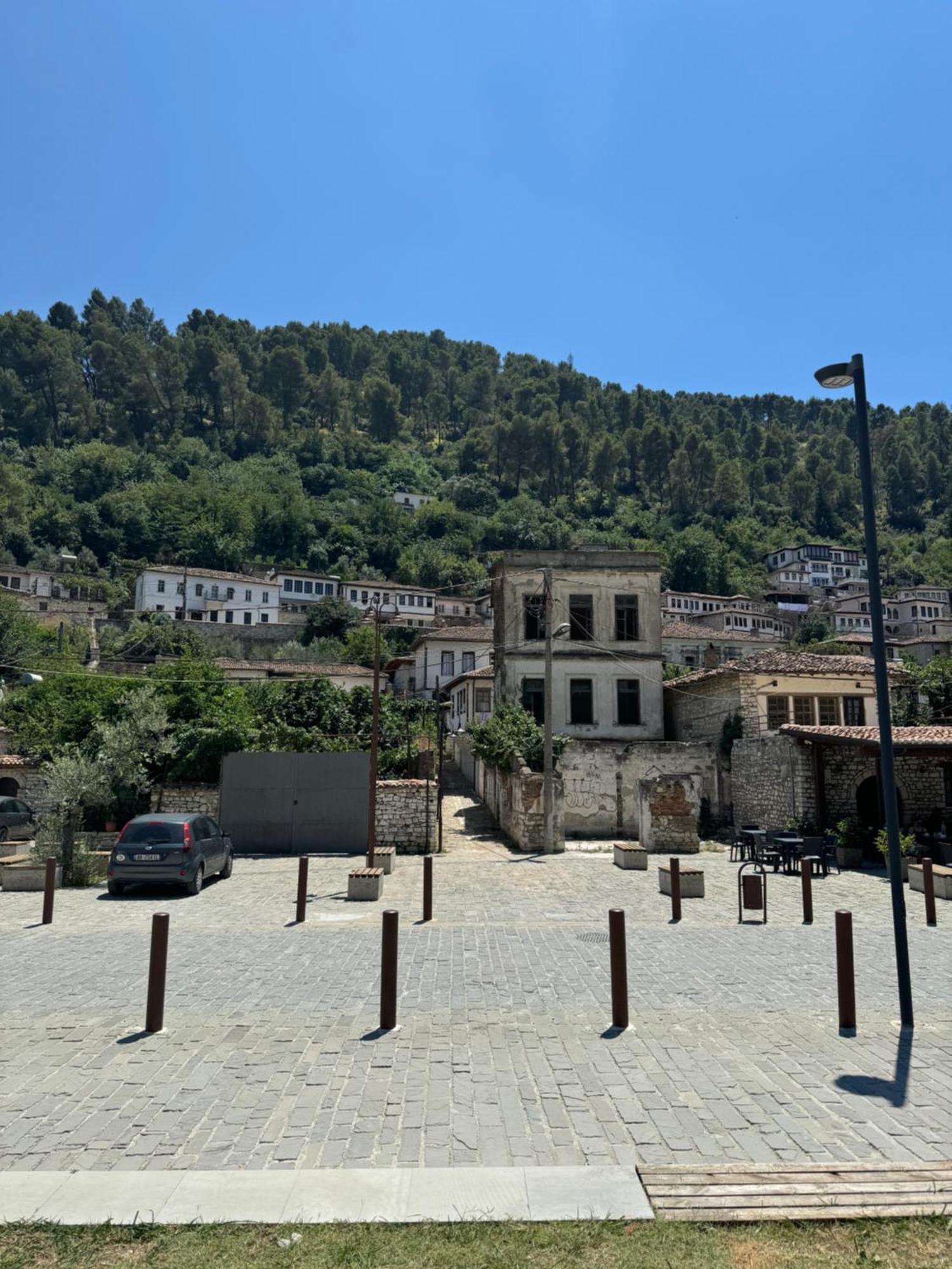 Meroli Guesthouse - Unesco Quarter Berat Exterior foto