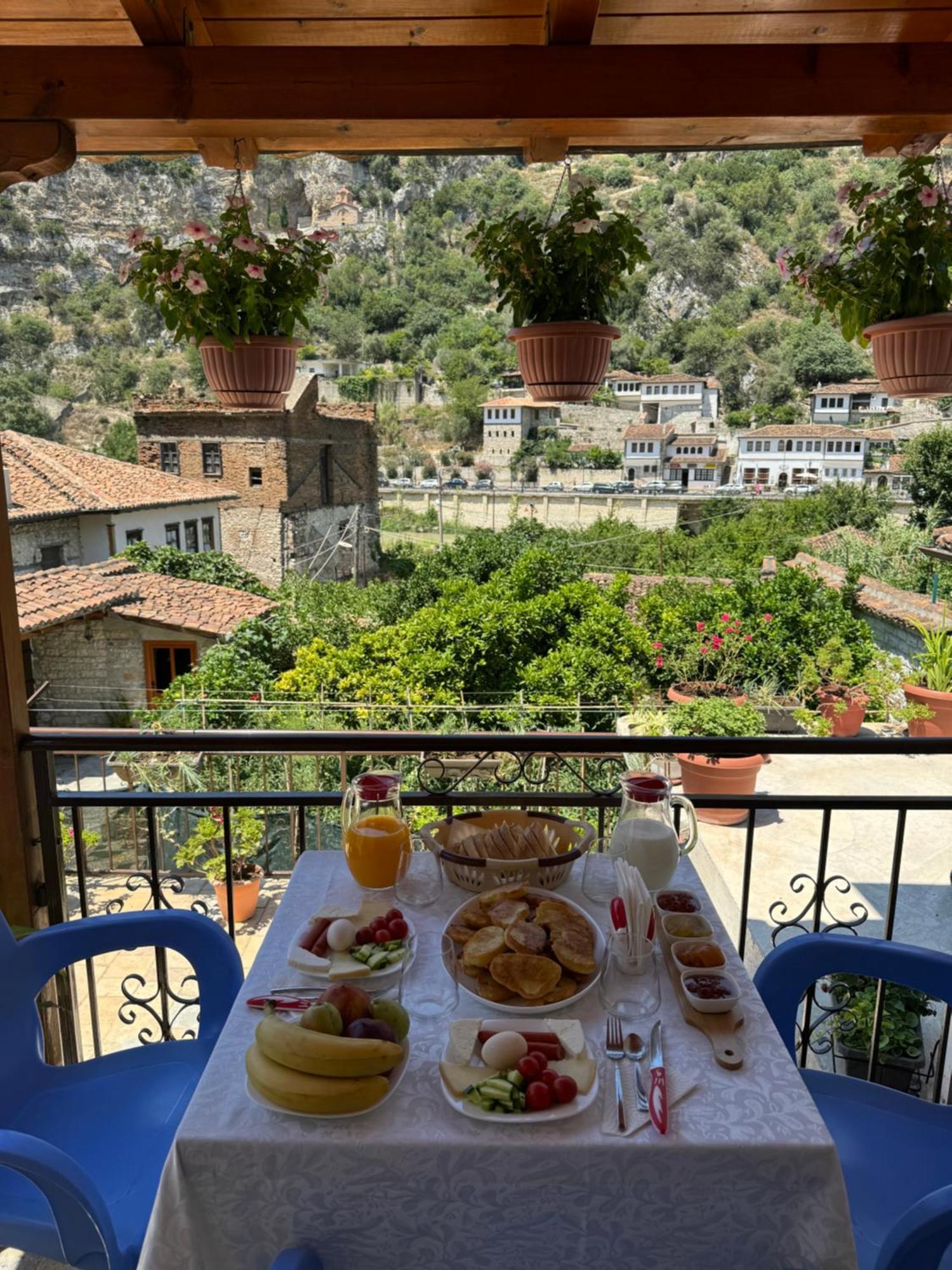Meroli Guesthouse - Unesco Quarter Berat Exterior foto