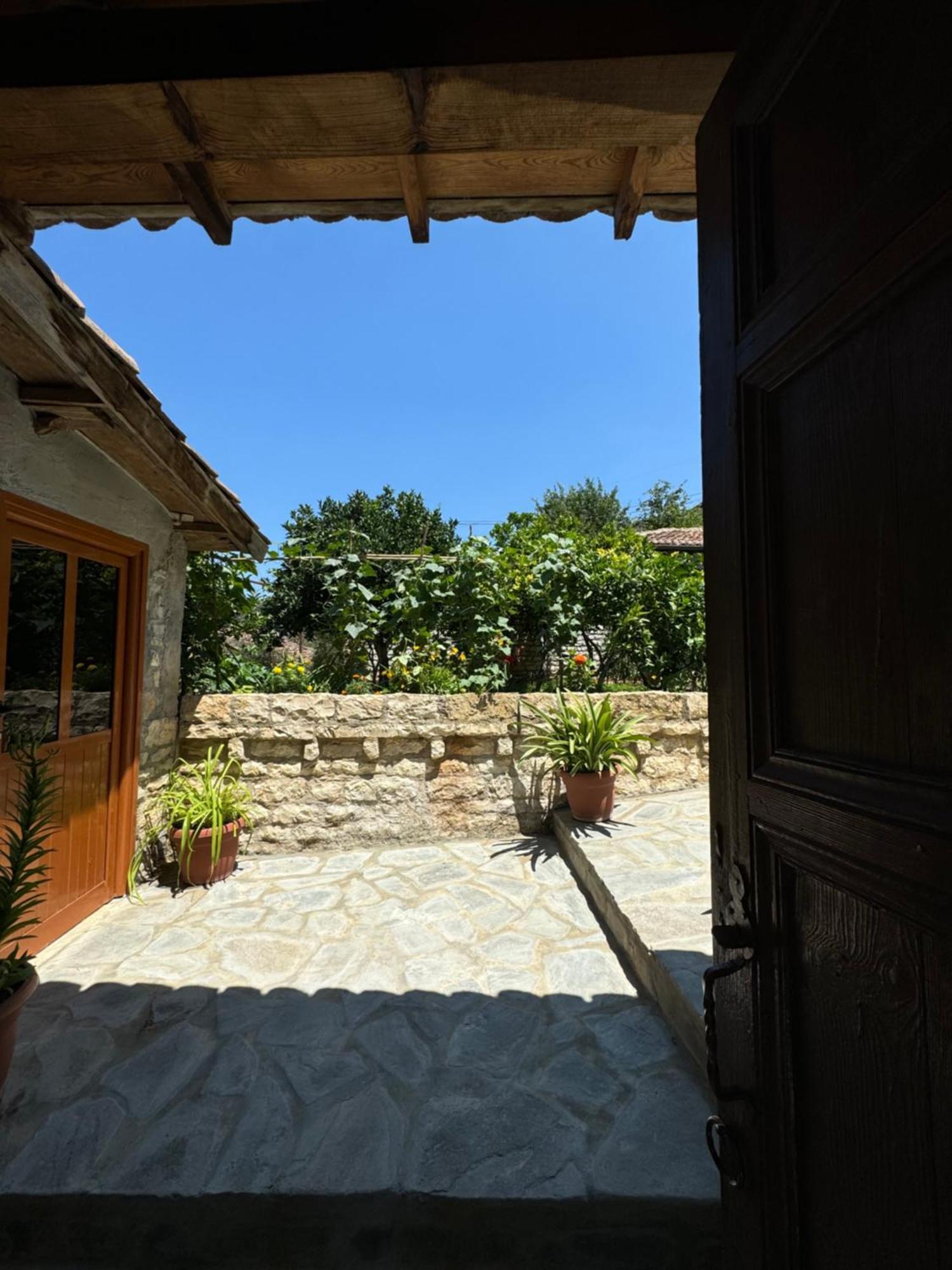 Meroli Guesthouse - Unesco Quarter Berat Exterior foto