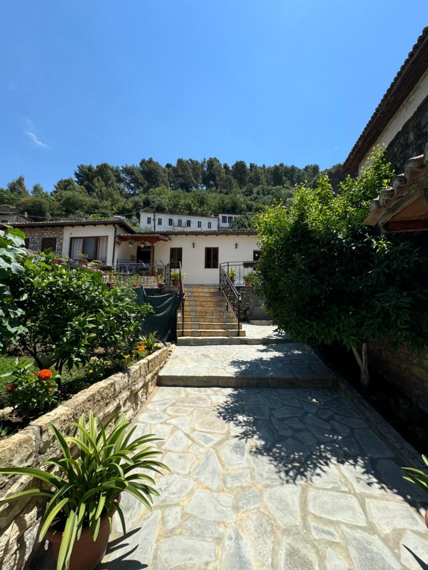 Meroli Guesthouse - Unesco Quarter Berat Exterior foto
