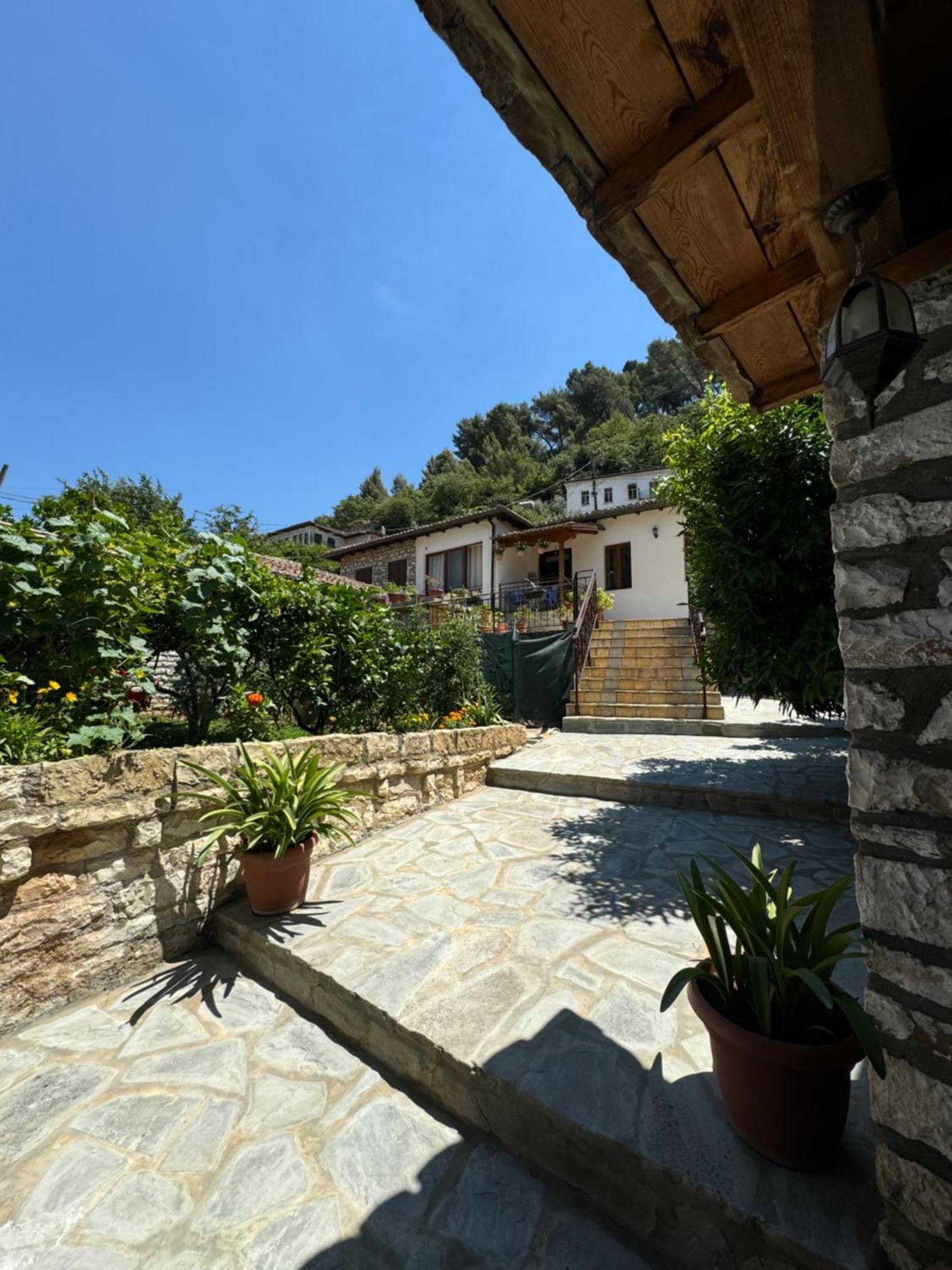 Meroli Guesthouse - Unesco Quarter Berat Exterior foto