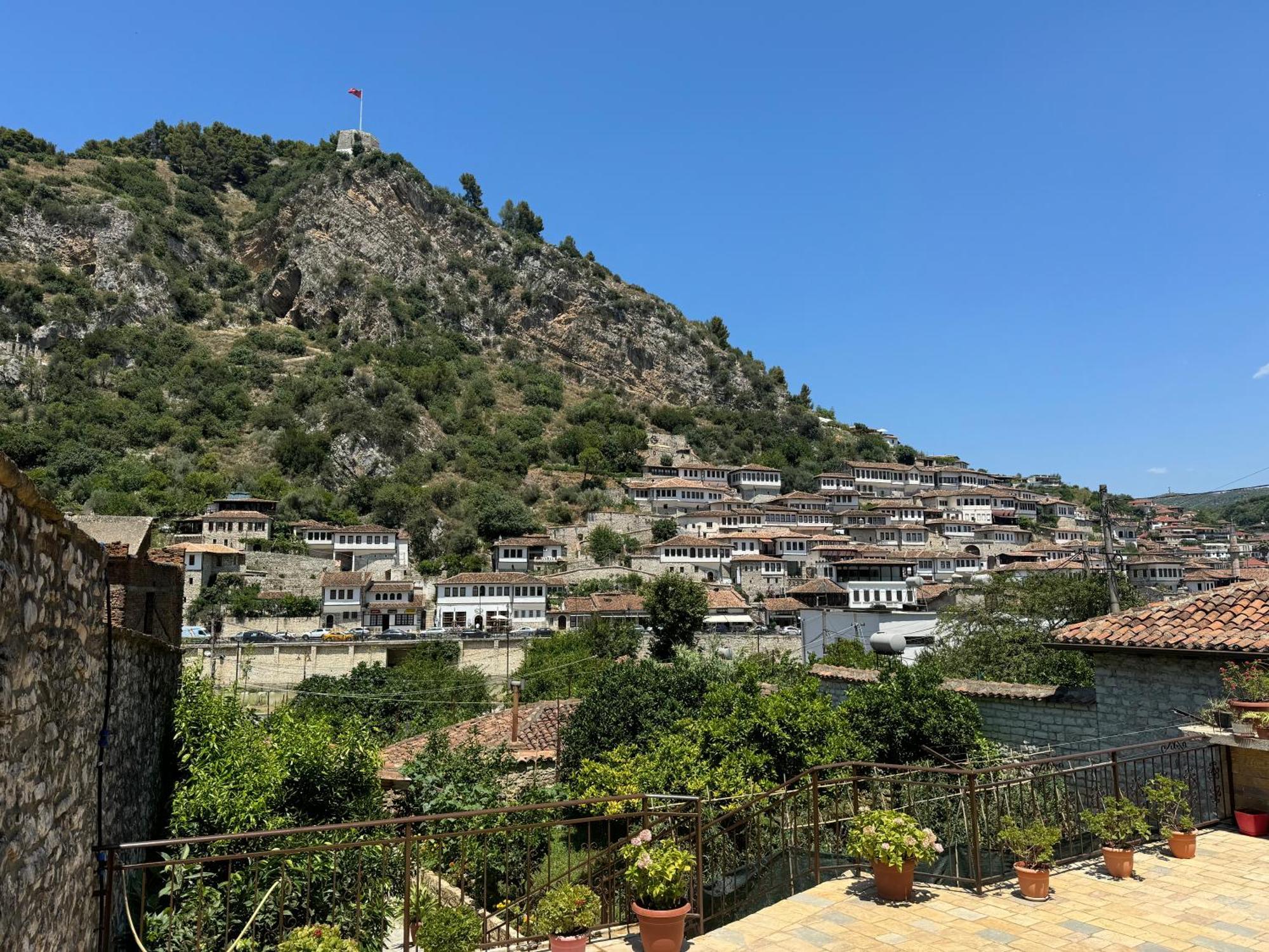 Meroli Guesthouse - Unesco Quarter Berat Exterior foto