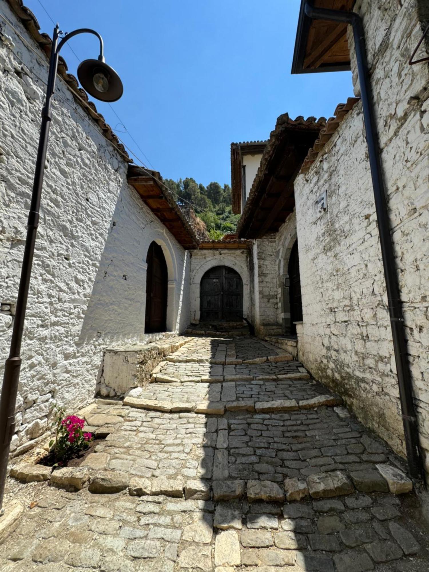 Meroli Guesthouse - Unesco Quarter Berat Exterior foto