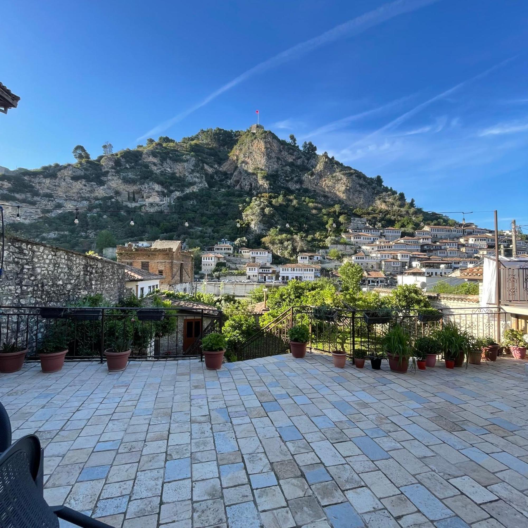 Meroli Guesthouse - Unesco Quarter Berat Exterior foto
